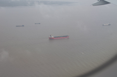 とまとじゅーす的中国旅行記＠茨城から上海浦東国際空港へ行く飛行機の窓からの風景。眼下に長江が見える