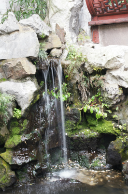 中国旅行記、上海、豫園観光＠内園の池に流れ込む人口の滝