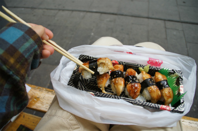 中国旅行記、上海・豫園観光＠回転寿司店でうなぎ寿司（鰻寿司）を購入！冷食っぽい味だけど確かに鰻の蒲焼だったので満足