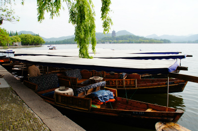 とまとじゅーす的中国旅行記、杭州観光編＠西湖の遊覧船。小さく頼りなげだけど、木造で趣があり、景観を損ねてないのがいいと思った
