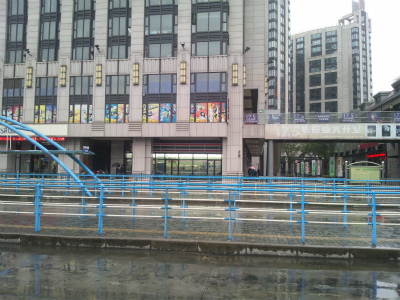 とまとじゅーす的中国旅行記＠上海観光・滞在日記。汶水路駅付近のバス乗り場にあるセブンイレブン