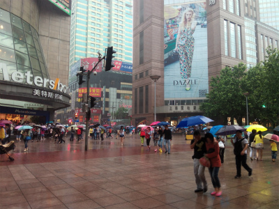 中国旅行記＠上海、散歩ついでのメモ写真。大雨の南京東路