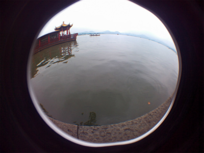 とまとじゅーす的中国旅行記＠杭州観光。西湖の湖面を魚眼レンズで撮影