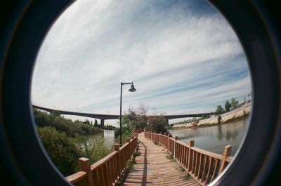 イリ・カザフ族自治州（伊犁哈萨克自治州）観光旅行記＠イリ河（伊犁河）の川辺の遊歩道をLomo Fisheye2で撮影