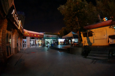 新疆ウイグル自治区観光旅行記＠夜のウルムチ、揚子江路と友好南路の交差点の地下商店街