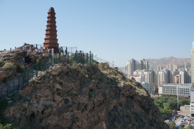 新疆ウイグル自治区観光旅行記＠ウルムチ（烏魯木斉）のランドマーク的存在、紅山公園の紅山塔