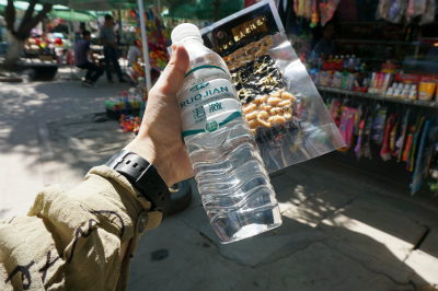 新疆ウイグル自治区観光旅行記＠ウルムチ（烏魯木斉）のランドマーク的存在、紅山公園内の売店で水とピーナッツを購入