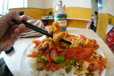 新疆ウイグル自治区観光旅行記＠ウルムチ、雷鳥国際青年旅舎（ユースホステル）付近の食堂でトマトと卵炒め飯を食す