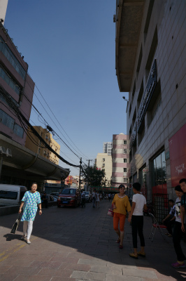 新疆ウイグル自治区観光旅行記＠ウルムチの友好北路、商店とデパートが集まる一角
