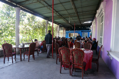 新疆ウイグル自治区観光旅行記＠中国とカザフスタンの国境の町、霍爾果斯（霍尔果斯）付近で小休憩。レストランで朝食を食す人々