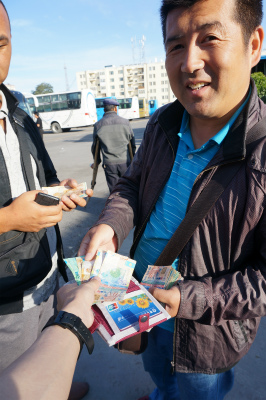 新疆ウイグル自治区観光旅行記＠中国とカザフスタンの国境の町、霍城県で小休憩。カザフスタンの通貨、テンゲ（тенге）と人民元を両替する両替屋