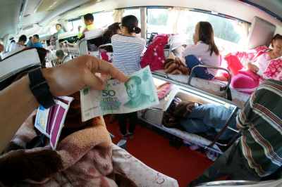 霍爾果斯口岸（霍尔果斯）中国とカザフスタンの国境を目指して国際寝台バスが出発。50元を徴収される