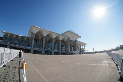 イリ・カザフ族自治州（伊犁哈萨克自治州）観光旅行記＠伊寧駅をNEX-5Tと魚眼レンズで撮影