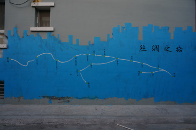 イリ・カザフ族自治州（伊犁哈萨克自治州）観光旅行記＠イリ伊桟ユースホステル（伊犁伊栈国際青年旅舎）の壁にはシルクロードが描かれている