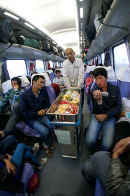 中国旅行記＠伊寧から蘭州へ列車の旅、乗り鉄。第一日目の弁当の車内販売の様子