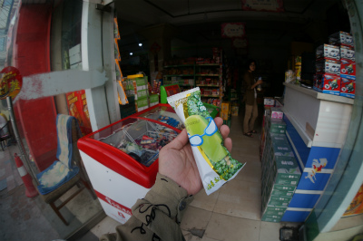 中国旅行記＠蘭州の西驛（驿）国際青年旅舎、ユースホステル付近の商店で緑豆アイスを購入