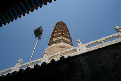 中国旅行記＠蘭州観光、白塔山公園の頂上部、白塔を下から仰ぎ見る