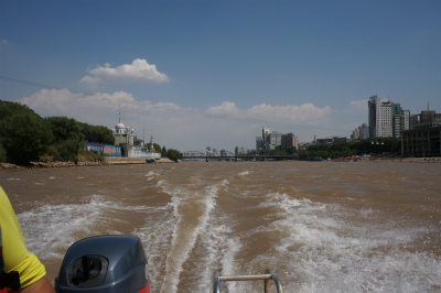 中国旅行記＠蘭州観光、黄河の川面すれすれを高速艇が文字通り高速で疾走。出来たばかりの航跡と対岸の風景があっという間に遠ざかる