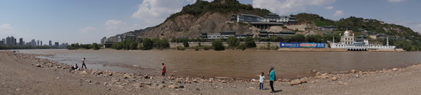 中国旅行記＠蘭州観光、黄河の河岸、河原と対岸の風景をNEX-5Tでパノラマ撮影
