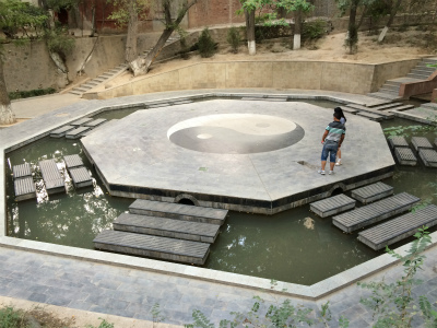 とまとじゅーす的中国旅行記＠蘭州観光、五泉山公園の八掛が印象的な泉
