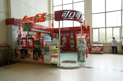 中国旅行記＠蘭州駅の待合室傍のコカ・コーラの専売所。そのくせコカ・コーラゼロは売ってなかった