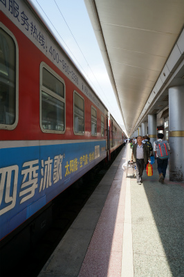 とまとじゅーす的中国旅行記＠蘭州駅のホーム、西寧から上海へ行く列車で安息の地、上海を目指す