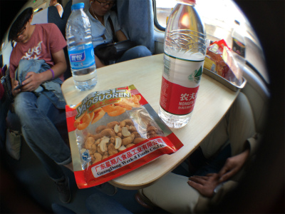 中国旅行記＠蘭州～上海間の列車内、二等座席の様子。昼飯にカシューナッツをポリポリ食す