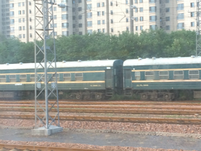 中国旅行記＠蘭州～上海列車の旅。車窓風景。緑の列車車両を眺める