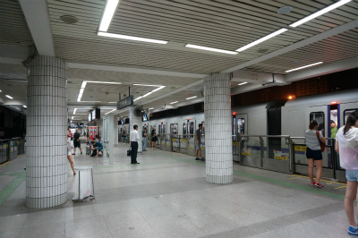 中国旅行記＠夜の上海駅の地下鉄4号線のホームの様子