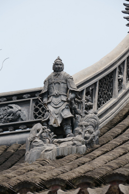 中国旅行記＠上海の観光名所、豫園老街にある上海城隍廟の屋根に飾られた武将の像