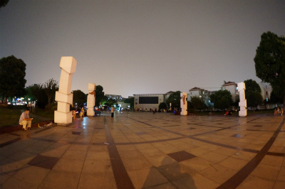 とまとじゅーす的中国旅行記＠上海観光、夜の千年古鎮、七宝老街から七宝駅付近の広場へやって来た。二人でデジカメの画面を確認しているところ