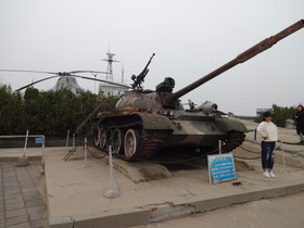 中国旅行記2017年＠大連・旅順観光、白玉山にある旅順海軍兵器館にある69式戦車