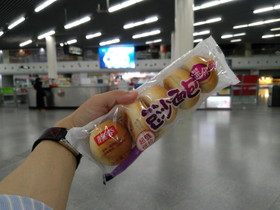 中国旅行記＠上海観光、人民広場であんパンを購入